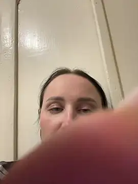 Snapshot of TomilaSi chatting on February 15, 2026, 2:12 am TomilaSi online show from February 15, 2026, 2:12 am