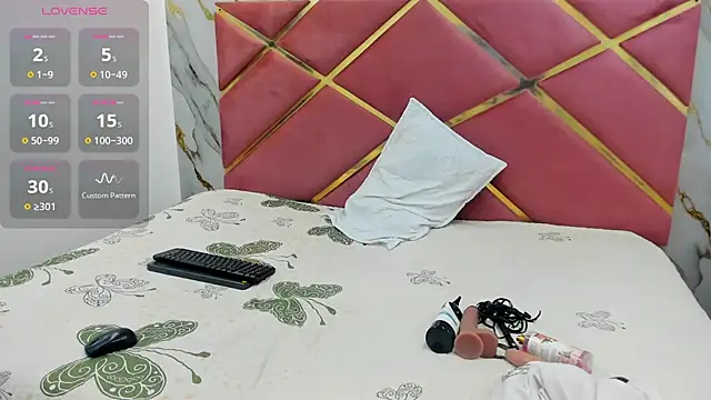 Snapshot of VALERIAQUEENTS__ chatting on January 14, 2026, 12:20 pm VALERIAQUEENTS online show from January 14, 2026, 12:20 pm