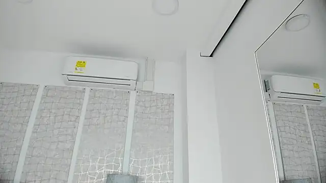 niicole steele  online show from December 5, 2025, 8:06 pm