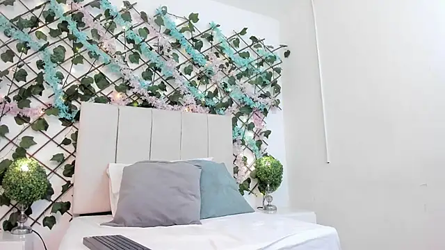 CharlotteBlossom online show from December 20, 2025, 8:55 pm