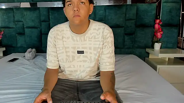  bonnyandclyde online show from April 10, 2026, 1:40 pm