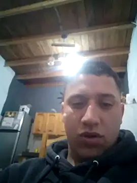 Alvarezz0202 online show from May 25, 2026, 3:50 am