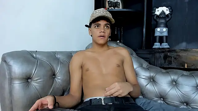 Isaac Collins  online show from November 28, 2025, 7:58 pm