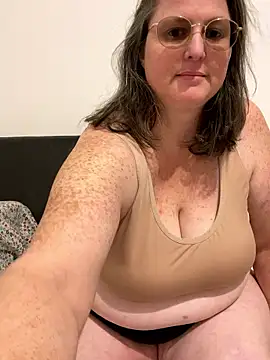 bea french curvy online show from January 7, 2026, 9:42 pm