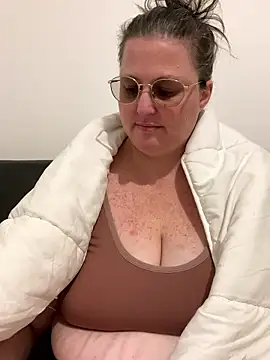 bea french curvy online show from January 13, 2026, 7:40 pm