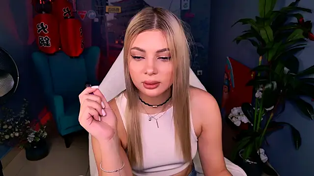 HyileyClark online show from March 15, 2026, 11:17 am