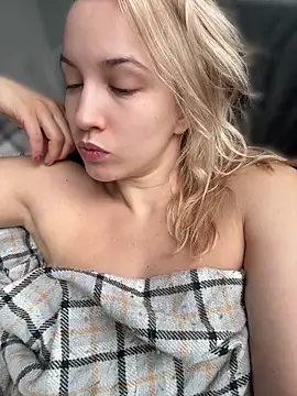 Snapshot of AmyAtlass chatting on June 4, 2026, 3:44 am AmyAtlass online show from June 4, 2026, 3:44 am