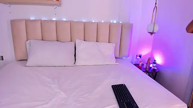 MiiaColliins online show from December 1, 2025, 7:15 pm