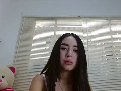 SiennaLorens online show from December 19, 2025, 2:52 pm