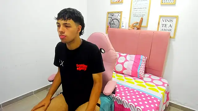 shy guy18 online show from December 1, 2025, 2:34 am