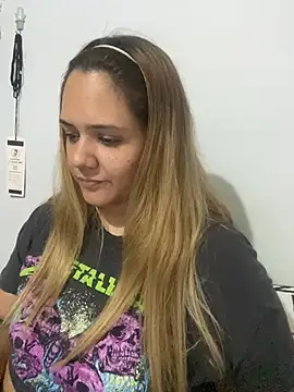 Snapshot of LoreinnFox chatting on April 6, 2026, 4:46 am LoreinnFox online show from April 6, 2026, 4:46 am