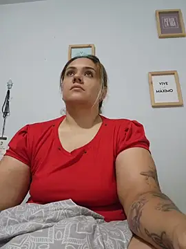 Snapshot of LoreinnFox chatting on May 3, 2026, 4:39 am LoreinnFox online show from May 3, 2026, 4:39 am