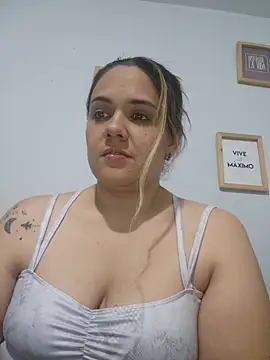 Snapshot of LoreinnFox chatting on April 28, 2026, 4:06 am LoreinnFox online show from April 28, 2026, 4:06 am
