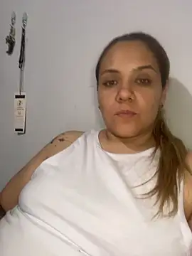 Snapshot of LoreinnFox chatting on April 16, 2026, 3:51 am LoreinnFox online show from April 16, 2026, 3:51 am