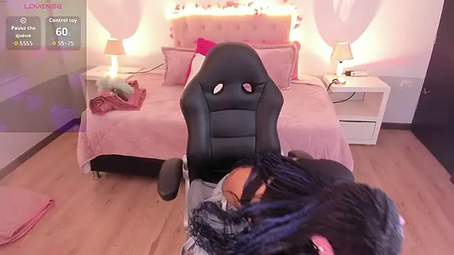 Snapshot of Samantha_spike2 chatting on February 18, 2026, 7:32 pm Samantha spike2 online show from February 18, 2026, 7:32 pm