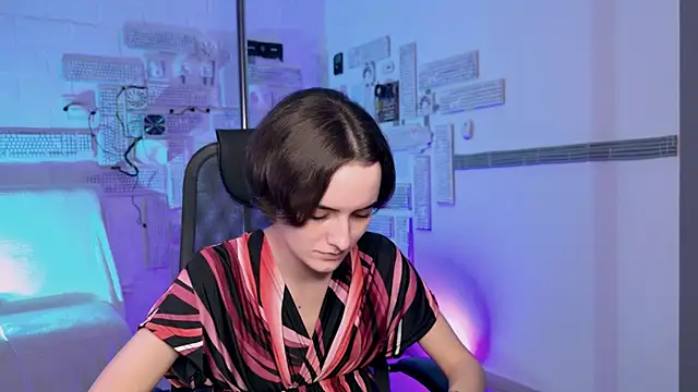 KateWillows online show from December 3, 2025, 12:15 pm