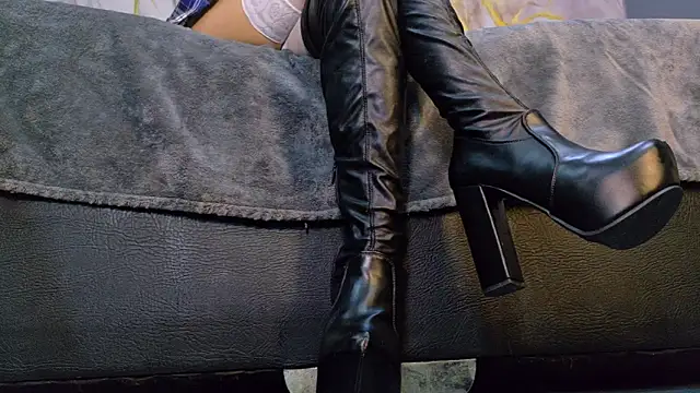 Snapshot of MilaDeRoux chatting on March 1, 2026, 3:39 am MilaDeRoux online show from March 1, 2026, 3:39 am