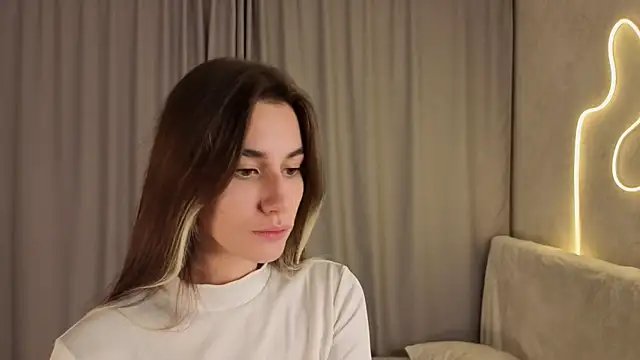 NilaBartkus online show from November 30, 2025, 6:41 pm