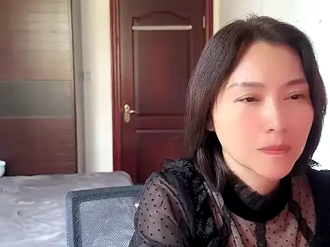 Snapshot of A-ZJunn chatting on December 1, 2025, 6:36 am A-ZJunn online show from December 1, 2025, 6:36 am