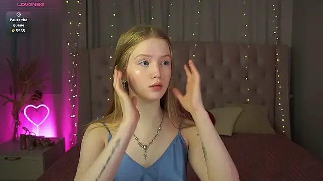 Snapshot of LilianHoward chatting on February 5, 2026, 12:01 pm LilianHoward online show from February 5, 2026, 12:01 pm