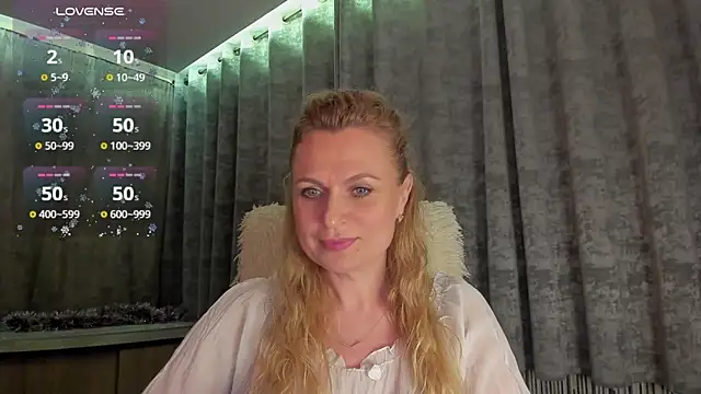 Snapshot of LanaLight_x chatting on June 6, 2026, 9:20 pm LanaLight x online show from June 6, 2026, 9:20 pm