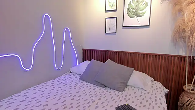 MIAROGGERSS online show from February 21, 2026, 4:03 am