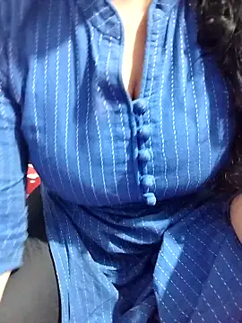 Snapshot of hottyrose69 chatting on February 10, 2026, 8:02 am hottyrose69 online show from February 10, 2026, 8:02 am