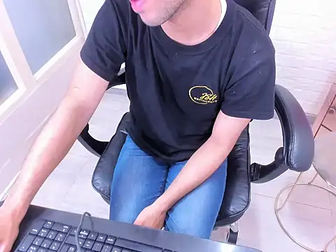 Snapshot of SweeXioji chatting on February 19, 2026, 11:45 pm SweeXioji online show from February 19, 2026, 11:45 pm