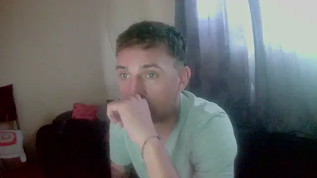 Snapshot of LeomiaDesire chatting on April 1, 2026, 8:17 pm LeomiaDesire online show from April 1, 2026, 8:17 pm