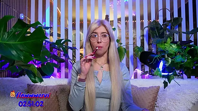 Snapshot of FlowweerGirl chatting on February 9, 2026, 8:18 pm FlowweerGirl online show from February 9, 2026, 8:18 pm