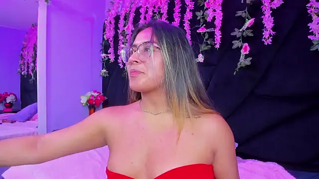 Snapshot of Freyaa_Millerr_ chatting on February 17, 2026, 3:04 am Freyaa Millerr online show from February 17, 2026, 3:04 am