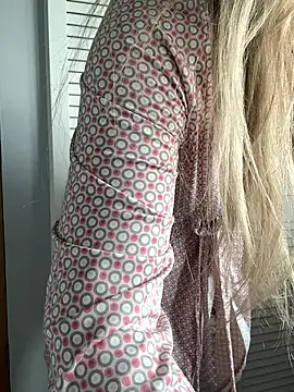 SiennaV online show from March 12, 2026, 9:57 am