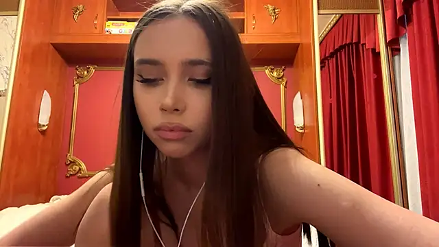 LauraMystiq online show from February 3, 2026, 2:11 pm