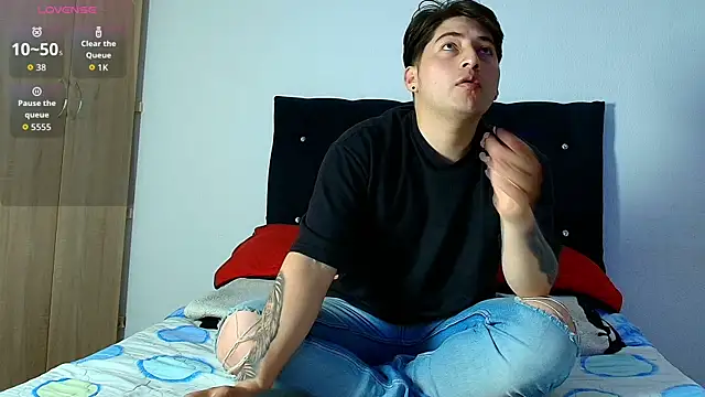 ethan  01 online show from December 5, 2025, 5:44 pm