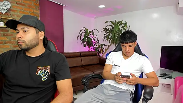 HotThreesoome online show from February 3, 2026, 12:32 pm