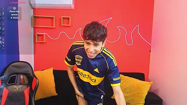 Snapshot of Neo_Twink chatting on February 6, 2026, 7:10 pm Neo Twink online show from February 6, 2026, 7:10 pm