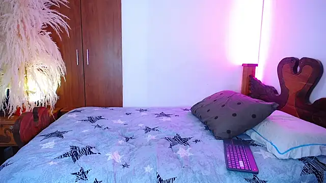 mishelolaya  online show from December 14, 2025, 11:21 pm