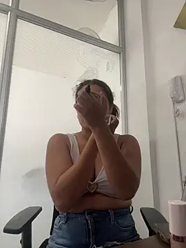 Emily Jonness  online show from December 14, 2025, 11:27 am