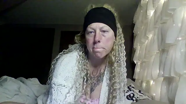 Outdoorchicjj online show from February 17, 2026, 7:05 am