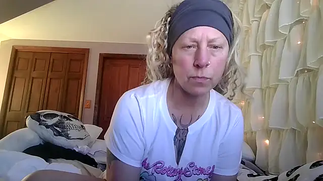 Outdoorchicjj online show from February 6, 2026, 8:27 pm