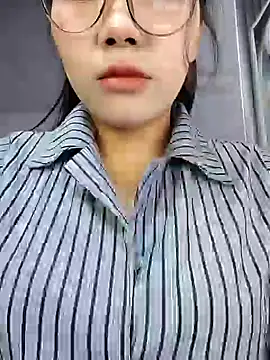 Snapshot of lilly_dang chatting on December 22, 2025, 11:10 am lilly dang online show from December 22, 2025, 11:10 am