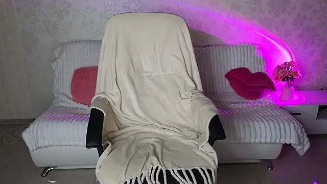 baby emmaaa online show from February 11, 2026, 8:41 pm