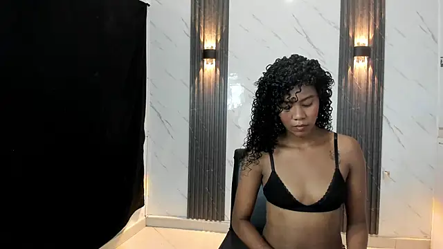 Snapshot of CaramelDesire chatting on February 6, 2026, 11:23 pm CaramelDesire online show from February 6, 2026, 11:23 pm