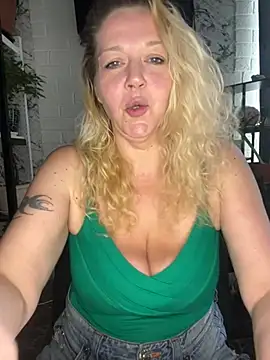 Snapshot of JenniferCarmen chatting on July 5, 2026, 4:41 am JenniferCarmen online show from July 5, 2026, 4:41 am