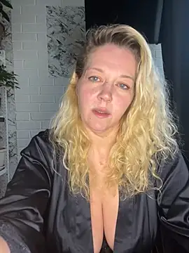 JenniferCarmen online show from May 21, 2026, 2:20 am