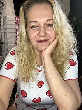 JenniferCarmen online show from March 6, 2026, 3:23 am