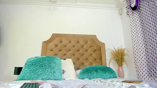  foxy 00 online show from March 13, 2026, 5:07 pm