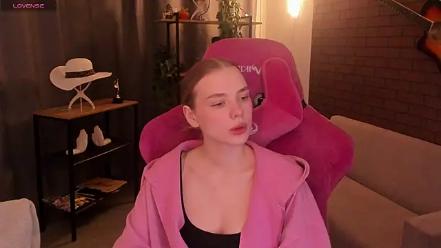 Snapshot of BellaHaadiid chatting on December 22, 2025, 3:28 am BellaHaadiid online show from December 22, 2025, 3:28 am