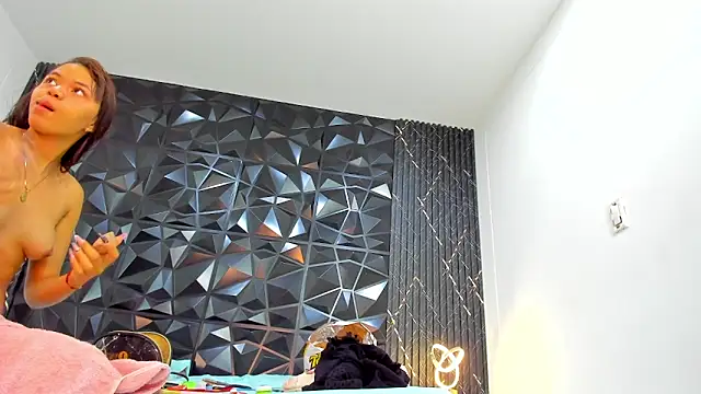 AriadnaLoren online show from March 17, 2026, 4:04 am