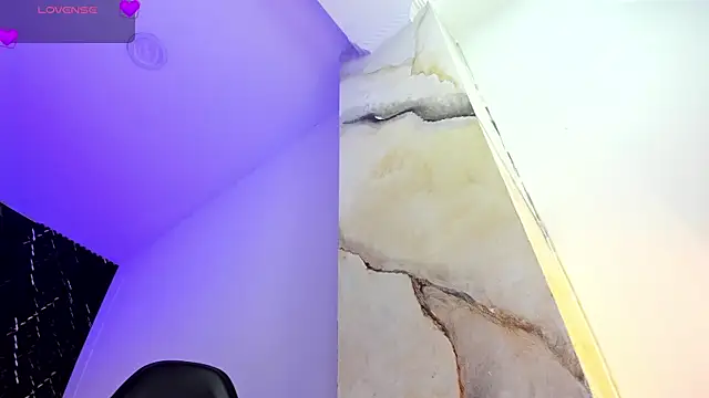 AriadnaLoren online show from April 21, 2026, 4:41 am